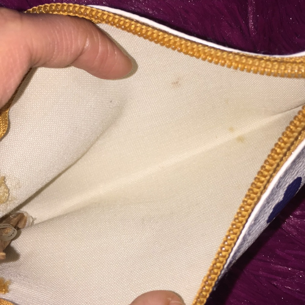 Royal-themed cosmetic pouch - Picture 7 of 8